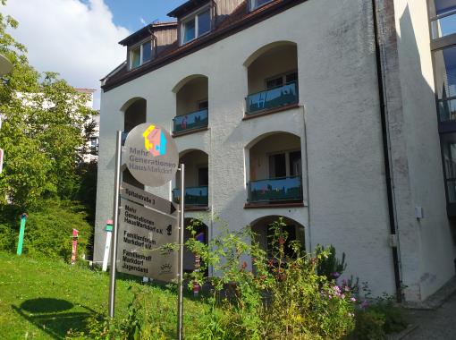 Eingangsschild zum MGH mit Haus im Hintergrund 