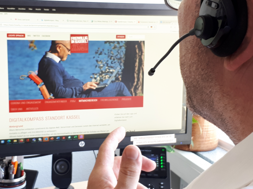 Mann sitz vor einem Computer