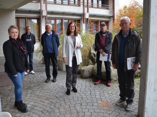 Erfahrungsaustausch der Lotsen mit Sicherheitsabstand vor den Räumlichkeiten des Seniorenbüros