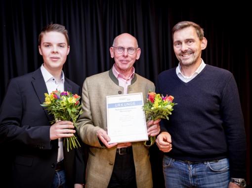 3 Männer halten eine Urkunde Preisverleihung Goldener Internetpreis