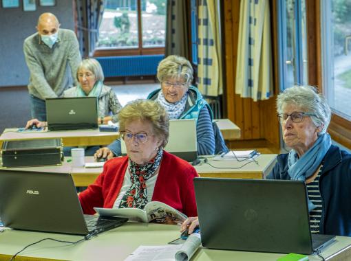 Lernsituation, Frauen arbeiten mit ihren Laptops