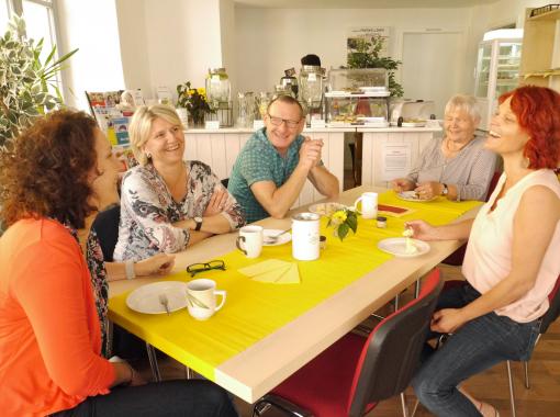 Eine Gruppe Frauen sitzt um einen Tisch herum