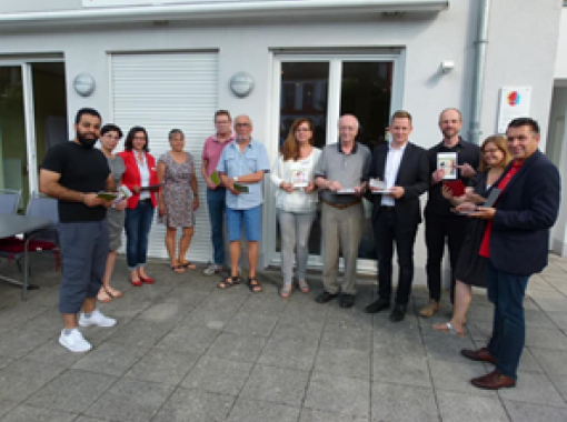 Gruppenfoto vor dem Digital-Kompass Standort Bad Rodach