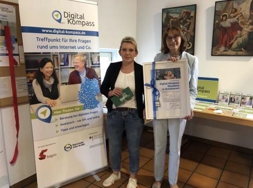 Martina Voss und Martina Werdehausen halten eine Digital-Kompass Urkunde in den Händen.