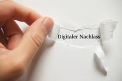 Hand reißt Loch in Papier. Dahinter steht "Digitaler Nachlass".