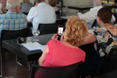 Blick auf Teilnehmer mit Smartphone
