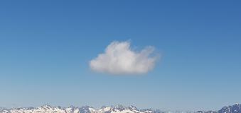 Weiße Wolke am blauen Himmel