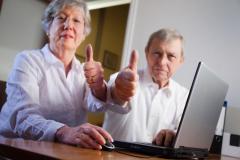 Zwei Senioren recherchieren im Internet