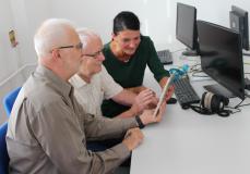 Lernsituation zweier Älterer mit einer jüngeren Lotsein