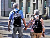 Älteres Paar geht spazieren Rückenansicht