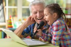 Karaoke Kind und Großvater am Laptop
