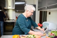 Frau mit Tablet kocht