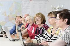 Lerngruppe älterer Menschen mit Laptops