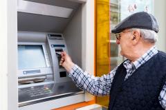 Mann vor Bankautomat