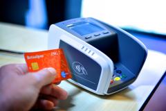 Kunde bezahlt mit NFC-Girokarte