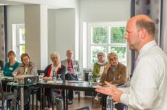 Joachim Schulte spricht vor Seniorengruppe