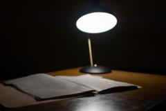 Lampe und Notizbuch