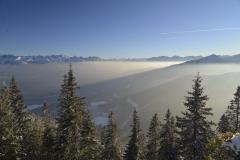 Bergpanorama mit Schnee und Sonnenstrahlen