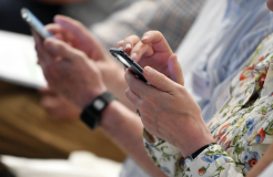 Hände tippen auf dem Smartphone