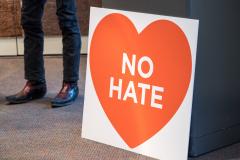 No Hate Plakat bei einer Veranstaltung