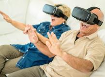 Senioren auf dem Sofa mit VR-Brille
