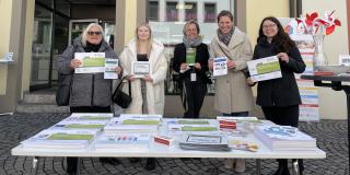 Menschen halten Materialien des Digital-Kompass in den Händen. 