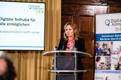 Bundesministerin Steffi Lemke hält einen Impulsvortrag zur Auftaktveranstaltung am Rednerpult