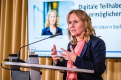 Bundesministerin Steffi Lemke bei der Eröffnungsrede des Digital-Kompass.