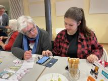 freiwillig Engagierte Lya Heppt aus Knetzgau im Gespräch mit einer NutzerIn Ursel Mohr aus Haßfurt im Digital-Café 