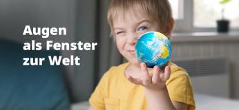 Ein Kind hält einen Globus in der Hand. Das Motto Augen als Fenster zur Welt steht als Text daneben.