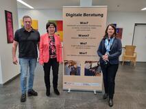 Roll-Up des Standort Trier (v.l.n.r: Michael Werhan, Dr. Yvonne Russel, Maria Dumrese) Dies steht dauerhaft in der Cafeteria des Altenheims Vereinigte Hospitien.