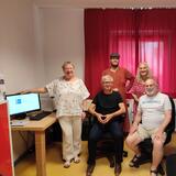 Carola Schilling und die vier Ehrenamtlichen vor Ort im Computer-Raum.