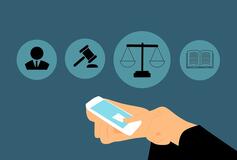 Ein Mensch ist am Smartphone und informiert sich über rechtliche Fragen. 