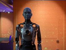 Ein menschenähnlicher Roboter vor einer orangen Wand.