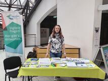 Denise Adler an ihrem Stand auf dem Verkehrssicherheitstag. Auf dem Tisch liegen diverse Broschüren zur digitalen Welt.