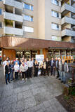 Gruppenbild vor dem Mehrgenerationenhaus Gneisenaustraße Berlin mit Ehrenamtlichen, Projektpartnern und Bundesministerin für Justiz und Verbraucherschutz Dr. Stefanie Hubig.