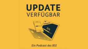 Das in gelb gehaltene Logo des neuen Podcast des BSI. Unter dem Text "Update verfügbar"