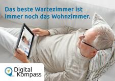 Ein Herr liegend auf dem Sofa, im Gespräch mit einem Arzt über ein Tablet mit dem Text: "Das beste Wartezimmer ist immer noch das Wohnzimmer."