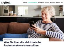 Bildschirmaufnahme der Internetseite: Eine ältere Dame auf dem Sofa bequem sitzend, ein Smartphone in der Hand haltend