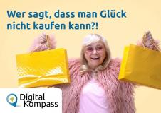 Eine ältere Dame mit zwei Einkaufstüten mit dem Text "Wer sagt, dassman Glück nicht kaufen kann?!"