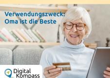 Eine ältere Dame mit Kreditkarte am Laptop mit dem Text "Verwendungszweck: Oma ist die beste"