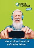 Älterer Herr mit ohrumschließenden Kopfhörern sieht auf ein Smartphone mit dem Text: "Hier stoßen Sie nicht auf taube Ohren."
