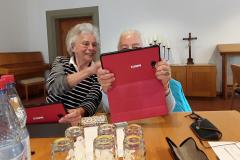 zwei Seniorinnen benutzen gemeinsam ein Tablet