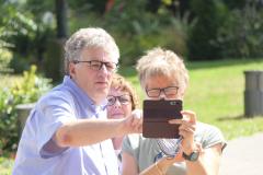 Drei Senioren im Garten machen Fotos mit dem Tablet, Foto-Workshop in Neuwied