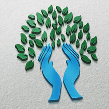 Logo der Haushaltshilfe Detmold. Zwei blaue Hände zeigen zueinander. Darüber vereinzelte grüne Blätter.
