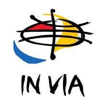 Logo von IN VIA Rostock e. V.: ormen wirken wie stilisierte Segel oder Flammen in den Farben rot blau und gelb.