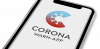 Smartphone mit Corona-Warn-App-Logo und Schriftzug
