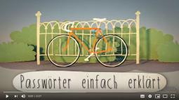 Bildschirmaufnahme aus dem Video über unknackbare Passwörter: Fahrrad an einem Zaun angekettet.n 