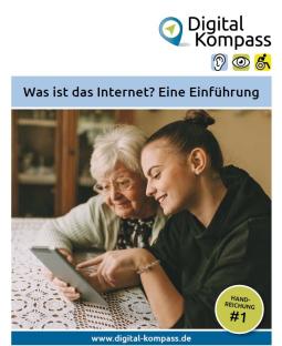 Titelbild: Eine ältere Dame zusammen mit einer jungen Frau. Die Jüngere hält das Smartphone in der Hand und zeigt in seine Richtung. 