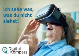 Ältere Dame sieht durch eine VR-Brille mit dem Text: "Ich sehe was, was du nicht siehst!" 